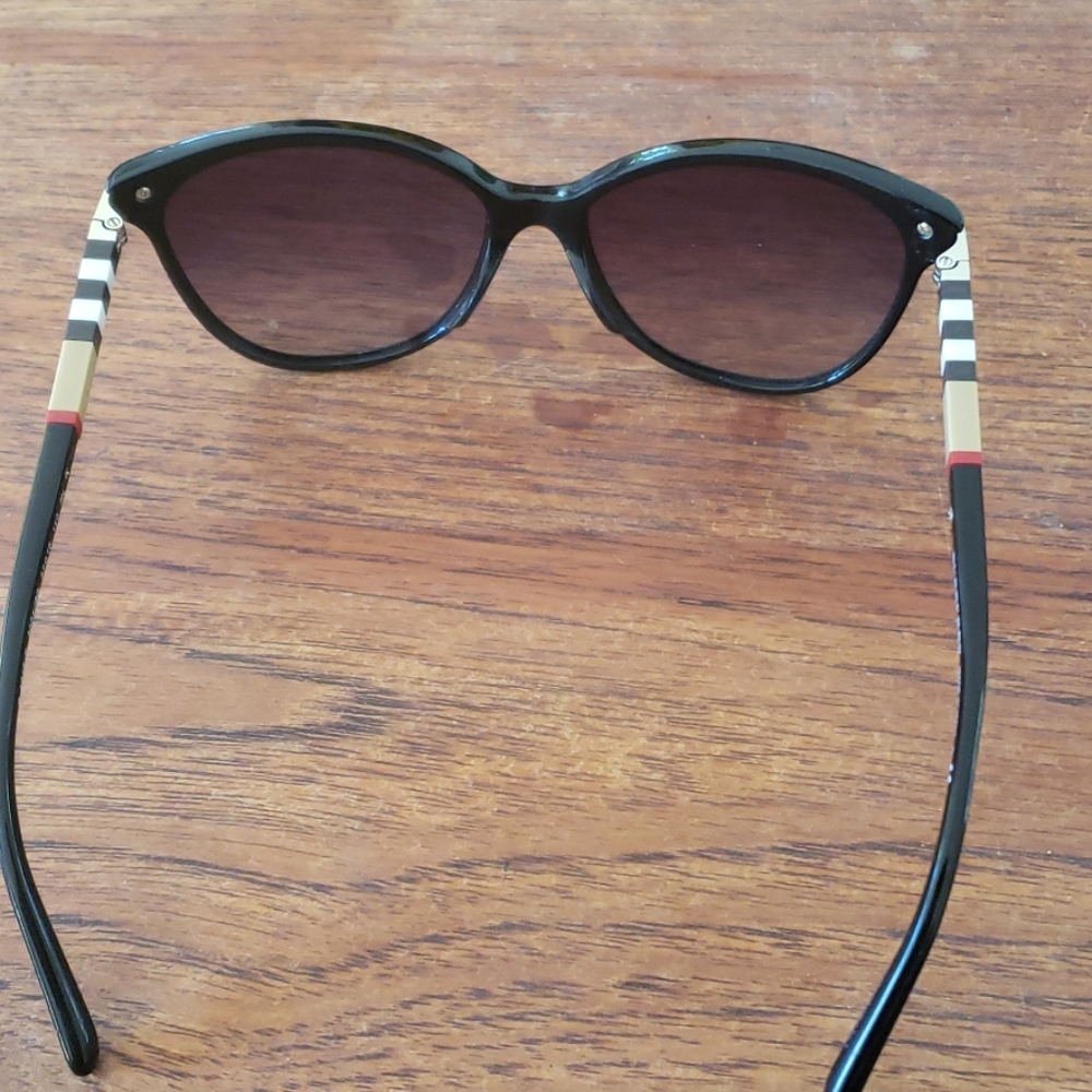 Burberry BE4216F

Sunglasses - Picture 6 of 6